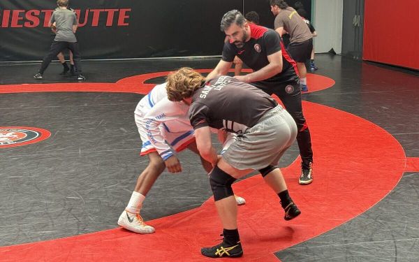 L'Iranien Meisam Amini, un entraîneur de lutte à Lyon : "Le sport est un puissant vecteur de paix"