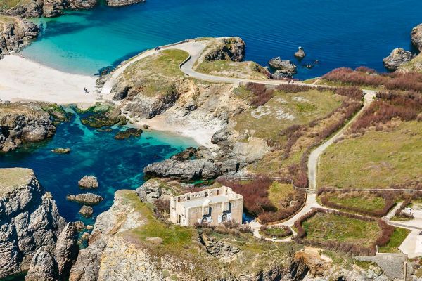 Falaises abruptes, rochers volcaniques et criques secrètes : en randonnée à Belle-Ile, sur le « GR 340 »