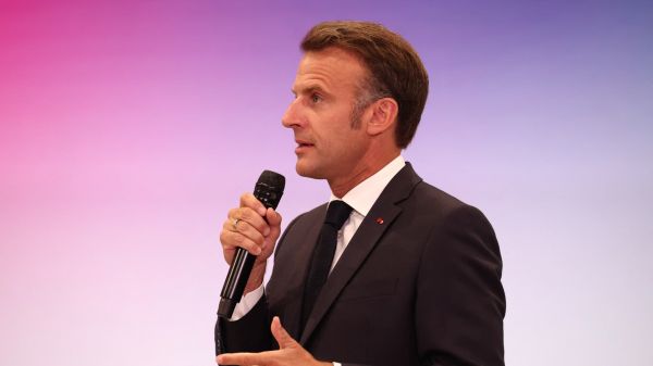 "C'est plus fort que lui": Emmanuel Macron distribue des claques et rappelle qu'il est bien aux commandes