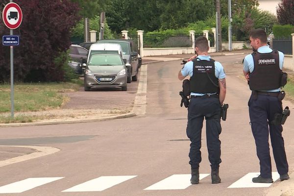 La gendarmerie visée par des tirs d'arme de chasse : le suspect toujours en fuite, connu de la Justice pour violences aggravées