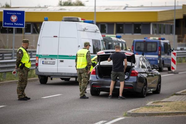 En Pologne, des milices d'extrême droite refoulent les migrants à la frontière allemande et enflamment le débat migratoire