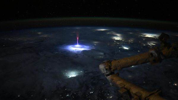 Cette astronaute de l'lSS a capturé un « farfadet », ce phénomène rare qui transperce le ciel