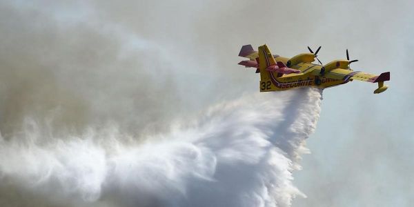 Incendies dans l'Hérault : une journaliste se fait asperger par un Canadair, un pompier en colère la recadre en plein direct