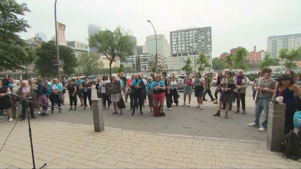 Des manifestantes pour accueillir Gilbert Rozon à son retour au palais de justice de Montréal