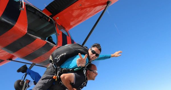 Vosges. Mirecourt : des apprentis parachutistes en chute libre au-dessus de l'aéroport