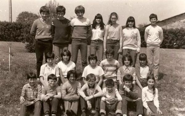 « Si vous vous reconnaissez sur ces photos de classe... » : 40 ans après, elle rêve de réunir ses camarades du collège du Villefagnan