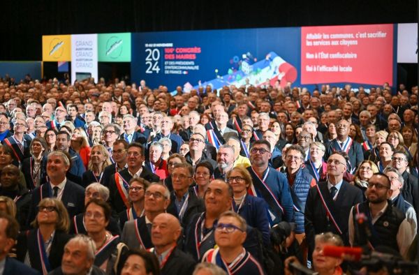 Les indemnités et les retraites des élus locaux font débat au Parlement