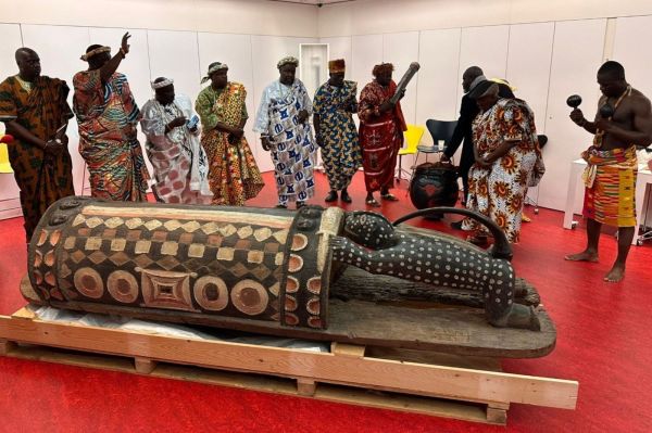 « Tambour parleur » : en Côte d'Ivoire, le retour d'une œuvre d'art après un siècle d'exil