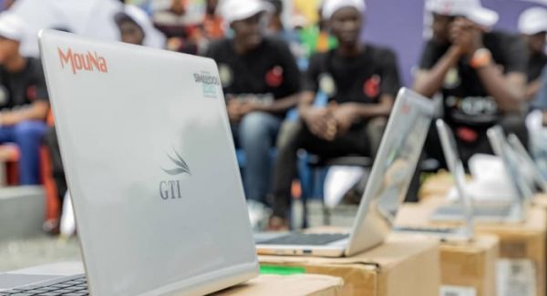 MouNa Group Technology dote les étudiants des CPGE de Dalaba d'ordinateurs dans le cadre du Programme Simandou Académy