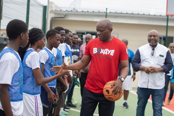 Infrastructures de proximité : Oligui Nguema sur le complexe sportif de Nzeng-Ayong et sur la passerelle de Sibang