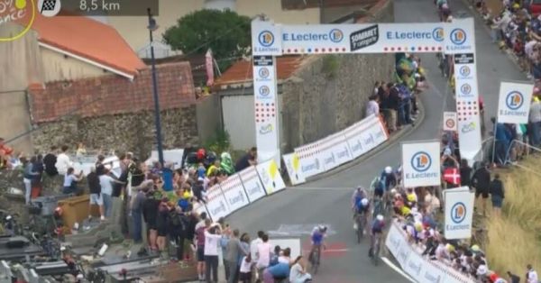 Tour de France 2025. Des spectateurs debout sur des tombes : « Ça a gâché la fête ! », s'indigne un élu