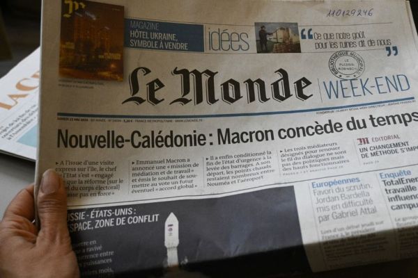 De la couverture partisane au contresens imprudent, comment les médias nationaux couvrent-ils le sommet sur l'avenir de la Nouvelle-Calédonie ?