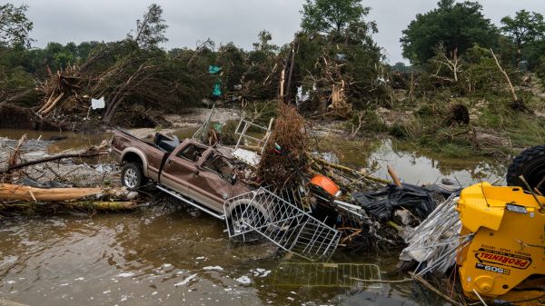 Huit mètres en 45 minutes, "difficile à prévoir"... Qu'est-ce qu'une "crue éclair", responsable d'au moins 80 morts au Texas?