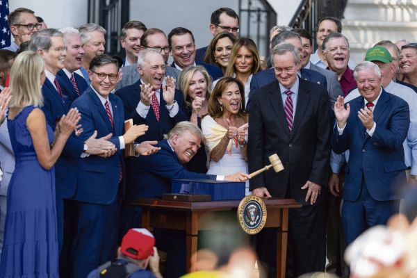 La « belle et grande loi » de Donald Trump va-t-elle ébranler la suprématie du dollar ?