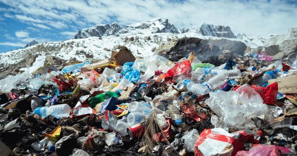 Sur l'Everest, des drones géants mobilisés pour ramasser les ordures