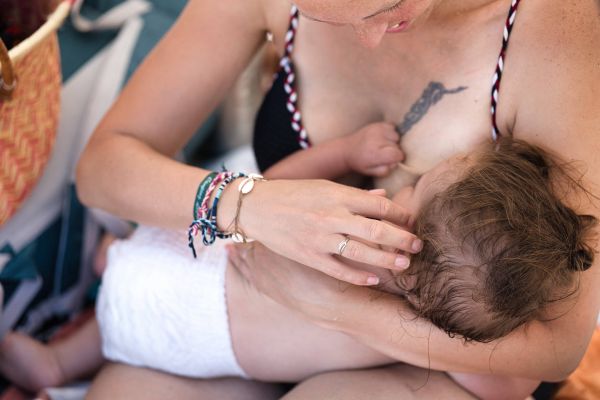"On nous a dit que le topless était interdit": une maman a-t-elle été priée de se cacher pour allaiter à la piscine près de Nice?