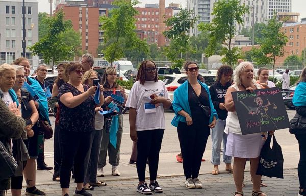 Des manifestantes au palais de justice pour accueillir Gilbert Rozon