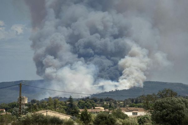 Narbonne : quartiers confinés et autoroute A9 fermée face à un nouvel incendie