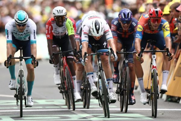 Tour de France: Tim Merlier gagne une troisième étape marquée par les chutes