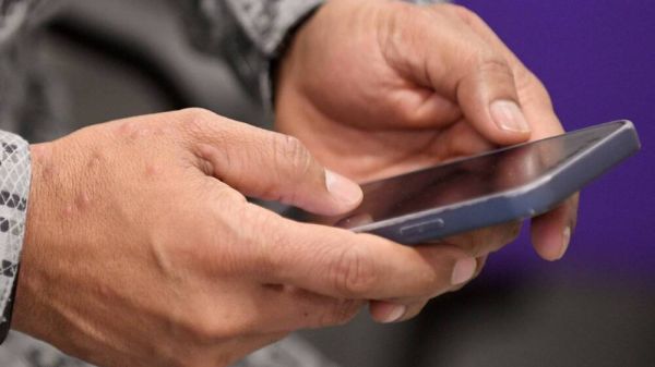 "Bonjour vous êtes à la maison ?" : l'arnaque au colis par SMS évolue avec une offensive plus redoutable