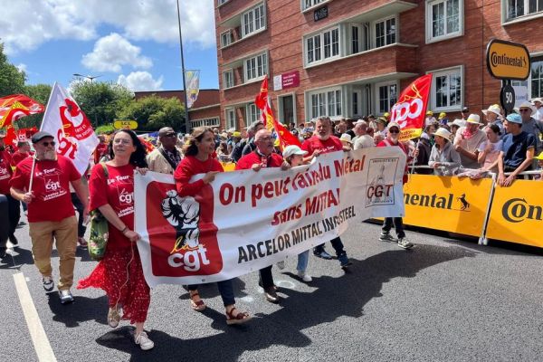 Sur la ligne d'arrivée du tour de France, la colère des ouvriers sidérurgistes d'ArcelorMittal