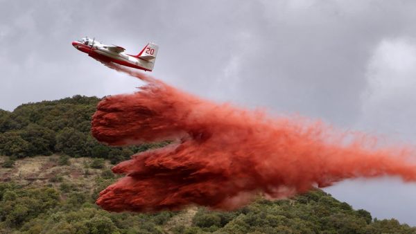 Incendies : qu'est-ce que le produit rose fuchsia déversé par les bombardiers d'eau pour lutter contre les flammes ?