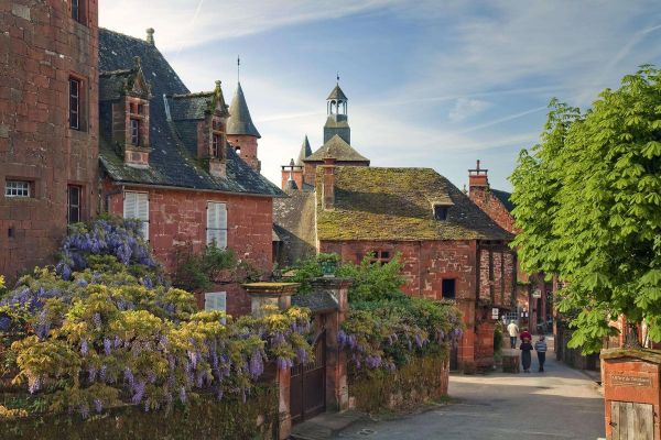 Ce village étonnant aux maisons rouges est l'un des plus beaux de France, à 2h30 de Bordeaux