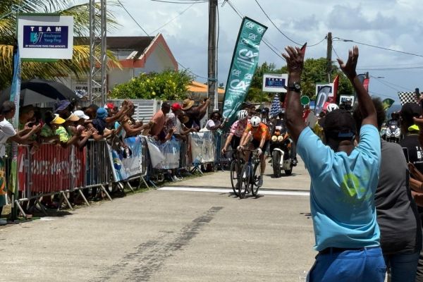 Tour de Martinique 2025 : le maillot jaune Damien Urcel gagne la troisième étape à Sainte-Luce