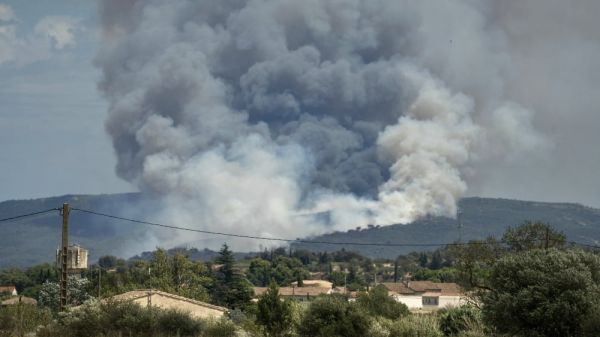 Un feu parcourt 1000 hectares près de Narbonne, habitants évacués et A9 fermée