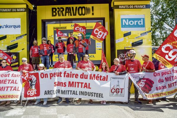 Tour de France : à Dunkerque, les ArcelorMittal dossards rouge de la colère pour dénoncer la suppression de 600 emplois