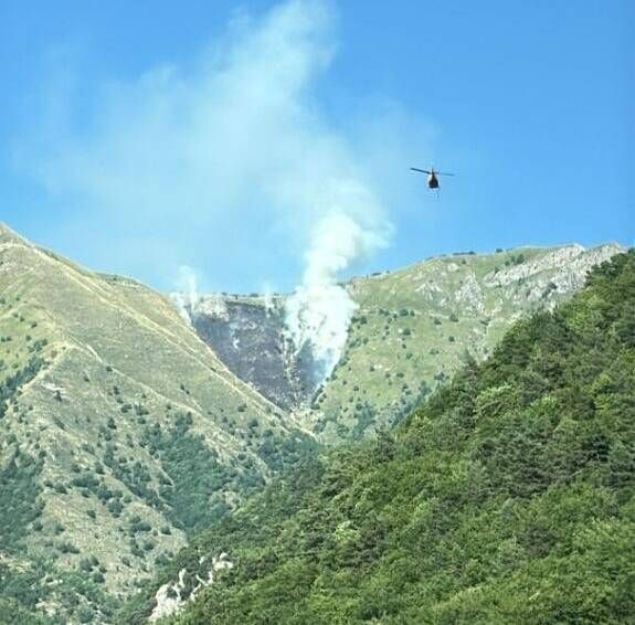 Un incendie détruit plus de 3 hectares dans l'arrière-pays de Menton, de gros moyens déployés par les pompiers
