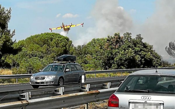 Incendie près de Narbonne : 1 000 hectares en feu, habitants confinés et autoroute A9 fermée [Vidéos]