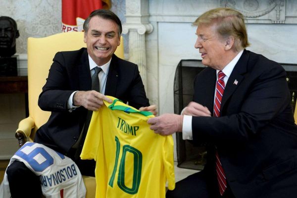 « Coupable de rien », « chasse aux sorcières » : Donald Trump défend Jair Bolsonaro, inéligible et poursuivi au Brésil
