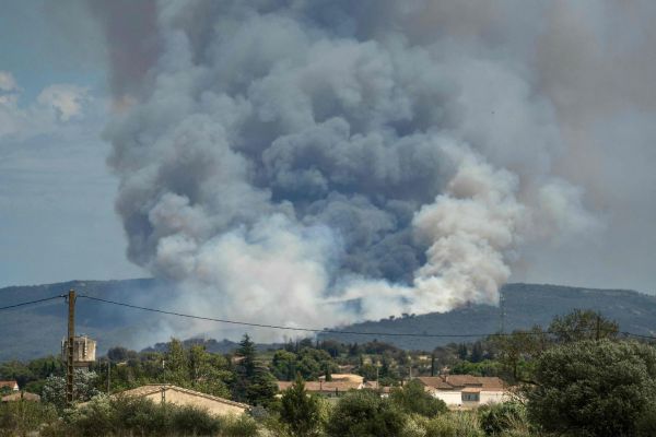 Près de Narbonne, un feu parcourt 1 000 hectares, entraînant la fermeture de l'autoroute A9