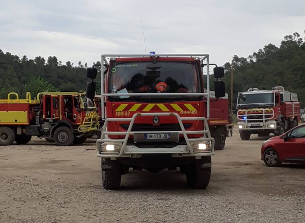 Déclenché dimanche près de l'A8, le feu de forêt reprend à Brignoles: une cinquantaine de pompiers sont mobilisés