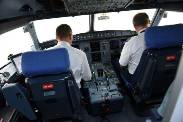 C'est quoi cette trend des hommes qui se pensent capables de faire atterrir un avion s'il y a un problème?