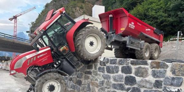 Mystérieux accident: Un tracteur et sa remorque retrouvés suspendus à un mur