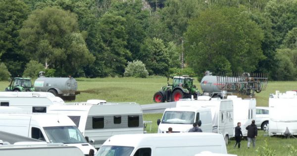 Vosges. 400 caravanes installées illégalement à Granges-Autmonzey et au Syndicat, les agriculteurs sortent les tonnes à lisier