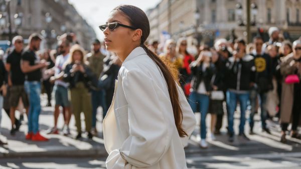 Cette maison de luxe iconique remet à la mode ce pantalon qu'on avait en horreur au lycée
