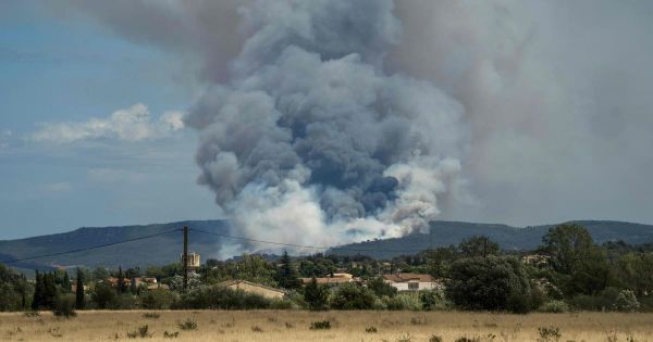 Près de Narbonne, un village en proie aux flammes