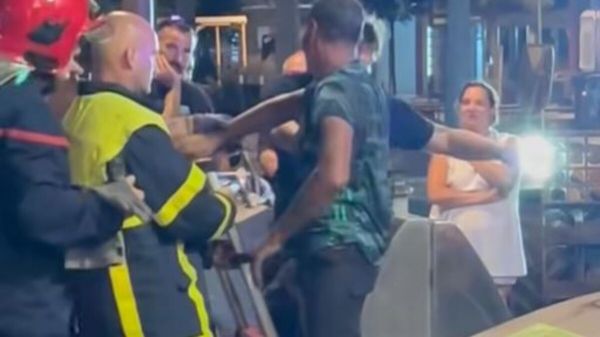 « Je voyais la main du monsieur sortir » : un homme se coince dans une poubelle en tentant de récupérer sa carte bancaire
