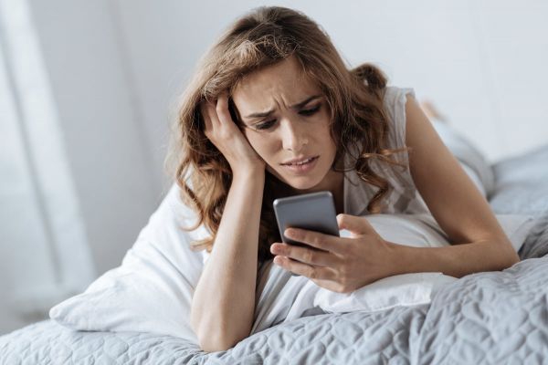 « Je suis poussée par une force mystérieuse » :  Pourquoi il faut vraiment que vous coupiez vos réseaux sociaux cet été