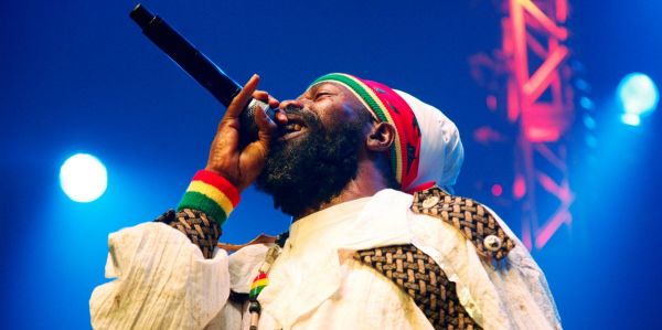 Musique et homophobie: Un artiste homophobe, Capleton, programmé à Plein-les-Watts