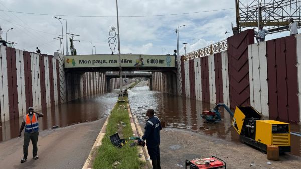 Blocage du pont de l’aéroport par les eaux: «c’est après trois jours de recherche et d’analyse qu’on a compris...le problème» (DG Imrane Traoré des poubelles de Conakry)