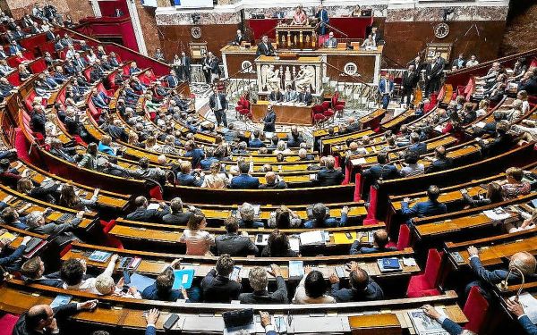 Macron retrouve l'arme de la dissolution, mais il ne semble pas prêt à la dégainer
