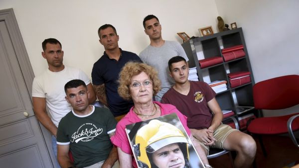Le pompier était mort en partant au feu : 9 ans après, la justice est en panne, sa famille met en cause "des problèmes sur les camions" et se bat pour obtenir un procès