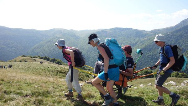 "On a leurs vies entre les mains" : en randonnée en joëlette en Ariège avec des personnes handicapées
