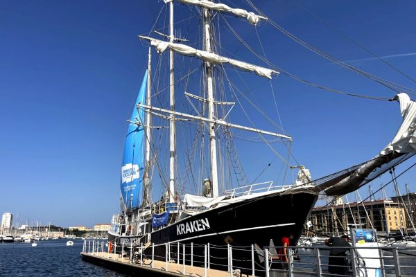 Amarré au Vieux-Port, le voiler Kraken sensibilise à la pollution plastique