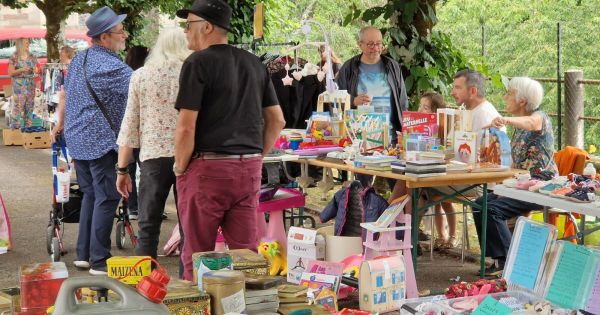 Vosges. À Belmont-lès-Darney, la place de l'église retrouve son vide-greniers et ses tablées