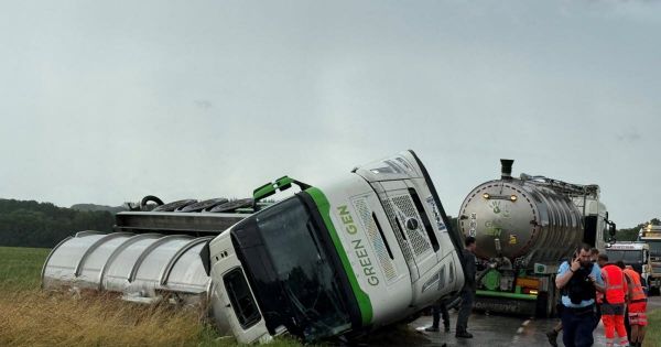 Haute-Saône. A cause d'une mouche dans sa cabine, le conducteur du poids lourd perd le contrôle et le camion se couche sur la route